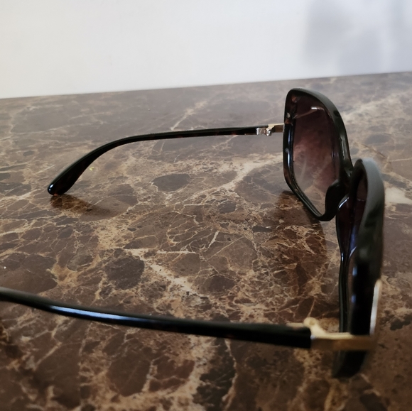 GUC Marc Jacob's Sunglasses Has a Glare on Lens - Picture 7 of 10